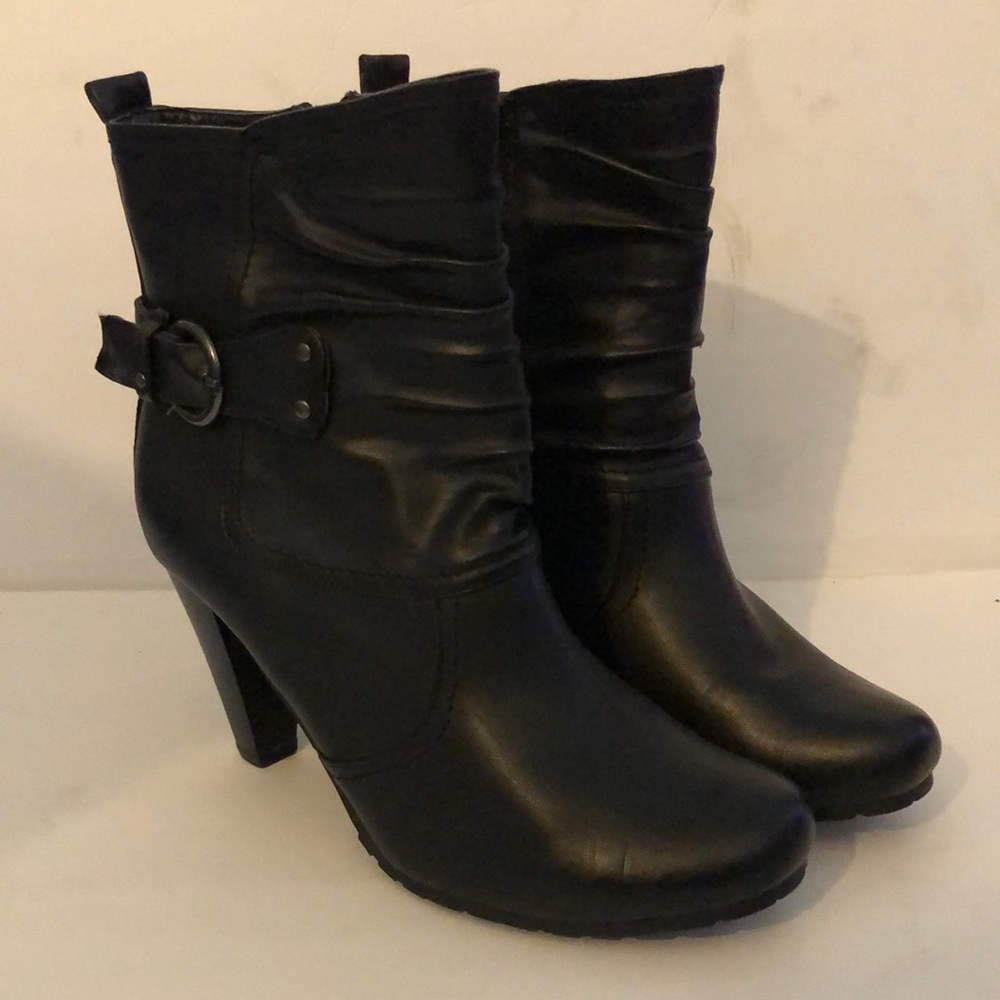 ♥️ Buckled Black Boot